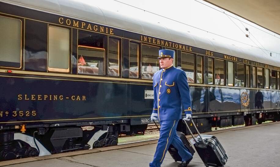 Der Orient-Express ist am Prager Bahnhof Smichov angekommen. Ein Wagenschaffner transportiert das Gepäck der Passagiere zum Hoteltransfer | © Gettyimages.com/kmn-network
