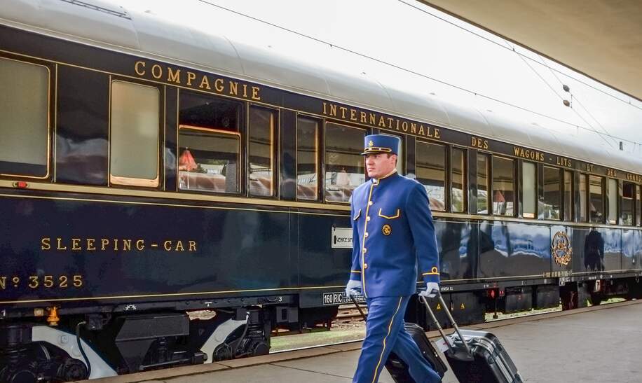 Der Orient-Express ist am Prager Bahnhof Smichov angekommen. Ein Wagenschaffner transportiert das Gepäck der Passagiere zum Hoteltransfer | © Gettyimages.com/kmn-network