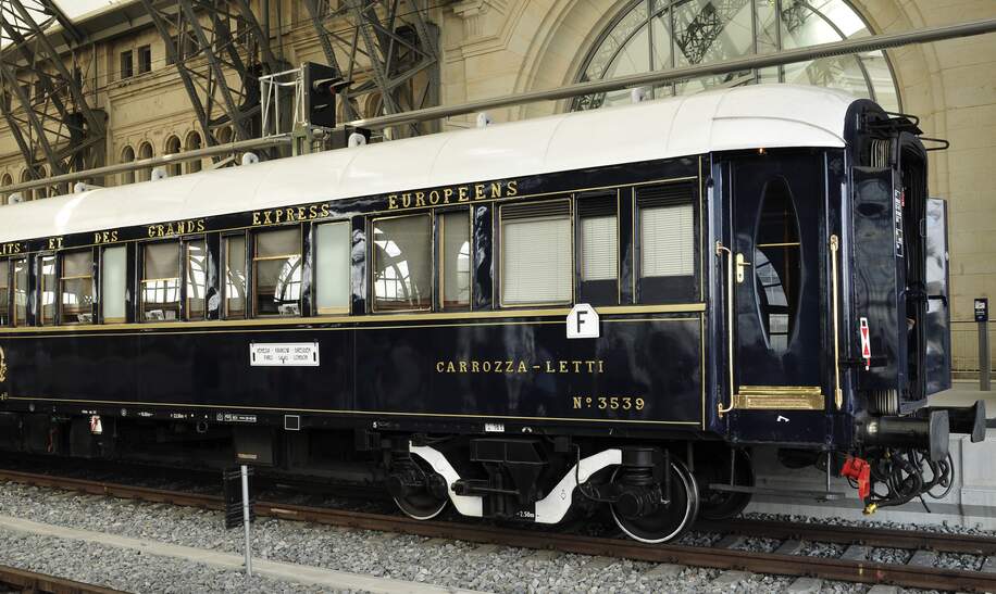 Zwischenstopp des Orient-Express an einem Bahnhof mit Blick auf den Schlafwagen | © Gettyimages.com/ZU_09