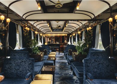 Das luxurioese Innere des Barwagens im Venice Simplon-Orient-Express, mit opulenten Details, die auf hohen Komfort und die Eleganz hinweisen. | © Ludovic Balay