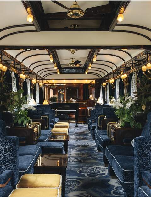 Das luxurioese Innere des Barwagens im Venice Simplon-Orient-Express, mit opulenten Details, die auf hohen Komfort und die Eleganz hinweisen. | © Ludovic Balay