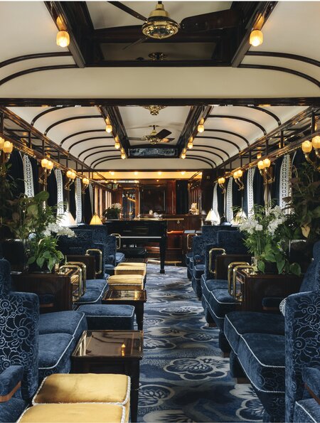Das luxurioese Innere des Barwagens im Venice Simplon-Orient-Express, mit opulenten Details, die auf hohen Komfort und die Eleganz hinweisen. | © Ludovic Balay