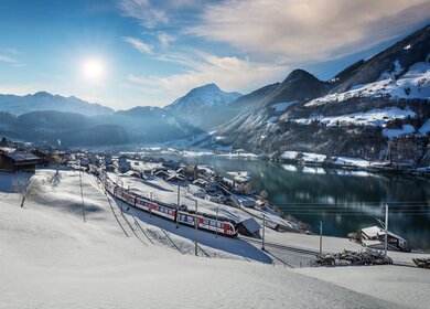 Luzern Interlaken Express faehrt am Lungernsee vorbei im Winter | © Kim Sokola, Switzerland, Zentralbahn