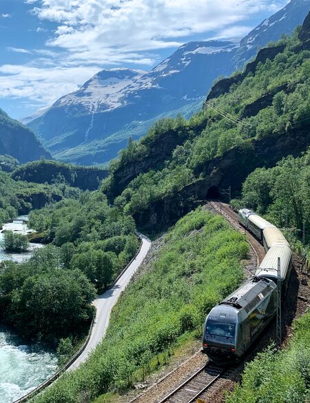 Flamsbahn am Fluss und gruenen Bergen | © MortenRakke