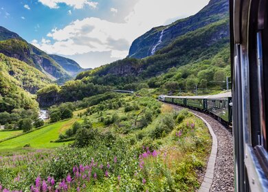Flamsbahn zwischen Myrdal in Aurland und Flam in Norwegen  | ©  Gettyimages.com/HildaWeges
