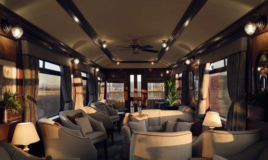 Panorama-Wagen mit vielen Sofas und Sesseln | © belmond.com/Ludovic Balay