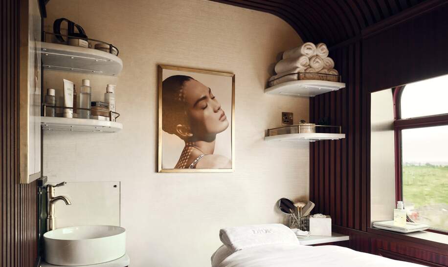 Kleiner Spa-Wagon mit Massagetisch, Waschbecken und Regalen | © belmond.com/Ludovic Balay