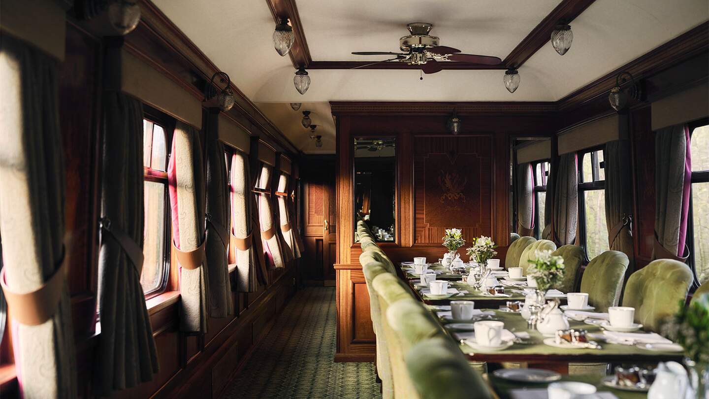 Luxuriöser Zug-Speisewagen mit gedecktem Tisch. | © belmond.com/Ludovic Balay