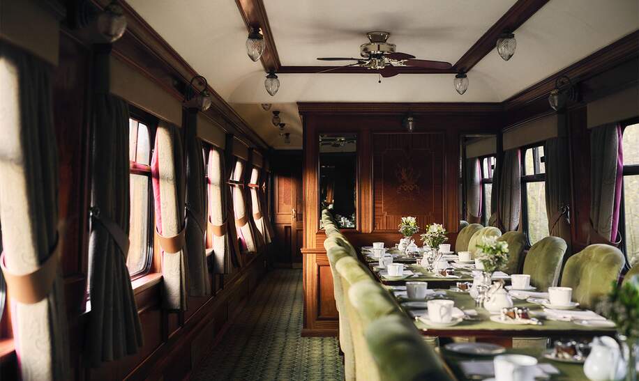 Luxuriöser Zug-Speisewagen mit gedecktem Tisch. | © belmond.com/Ludovic Balay