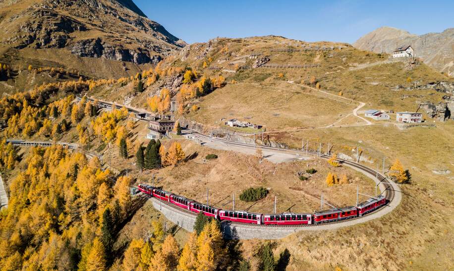 Im Panoramawagen des Bernina Expresses bei der Alp Grüm in der Schweiz | © Rhätische Bahn/Patrick Cavelt