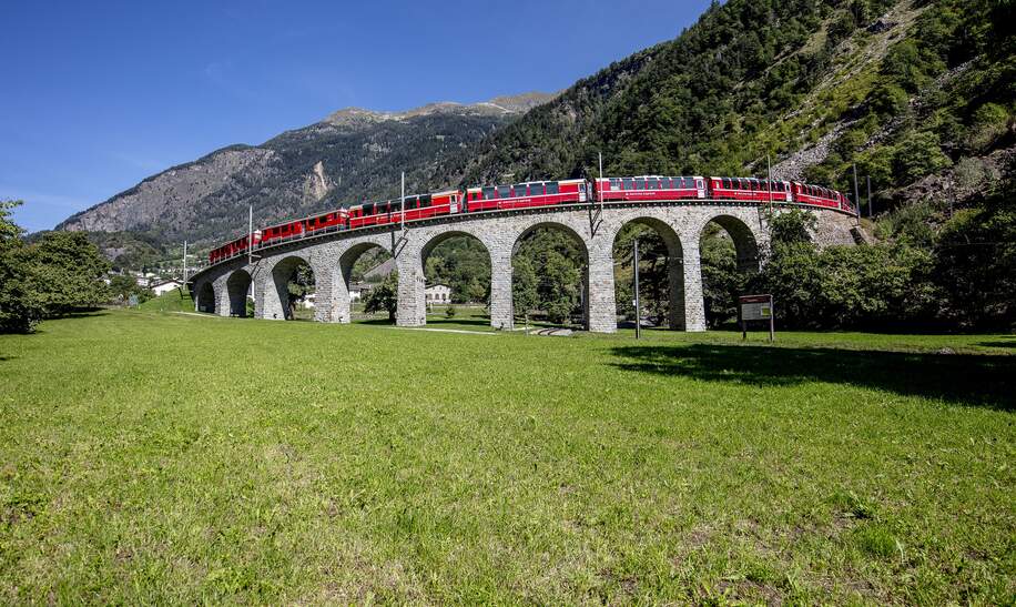 Im Panoramawagen des Bernina Expresses durch das Puschlav | © © Rhätische Bahn / Andrea Michael Badrutt