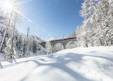 Im Panoramawagen des Bernina Expresses durchs Albulatal im Winter in der Schweiz | © Rhätische Bahn/Andrea Badrutt