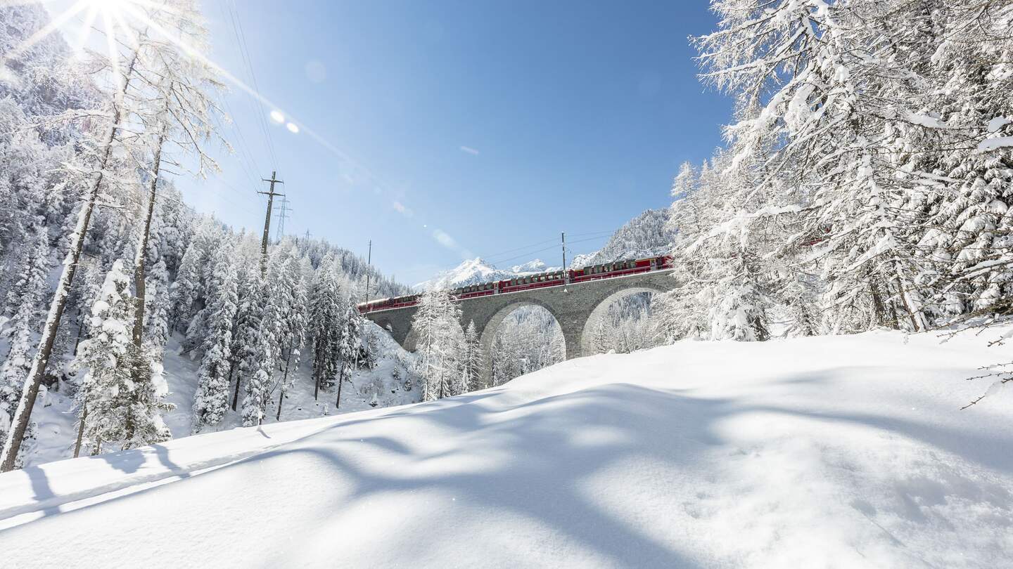 Im Panoramawagen des Bernina Expresses durchs Albulatal im Winter in der Schweiz | © Rhätische Bahn/Andrea Badrutt