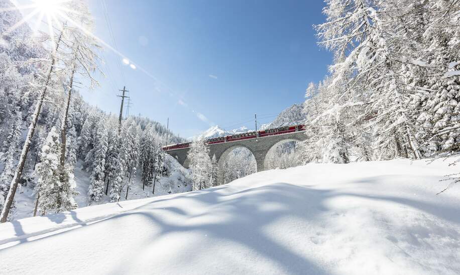 Im Panoramawagen des Bernina Expresses durchs Albulatal im Winter in der Schweiz | © Rhätische Bahn / Andrea Badrutt