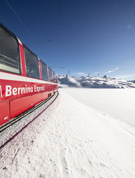 Bernina Express am Lago Bianco | © © Rhätische Bahn / Andrea Michael Badrutt