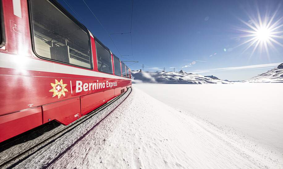 Bernina Express am Lago Bianco | © © Rhätische Bahn / Andrea Michael Badrutt