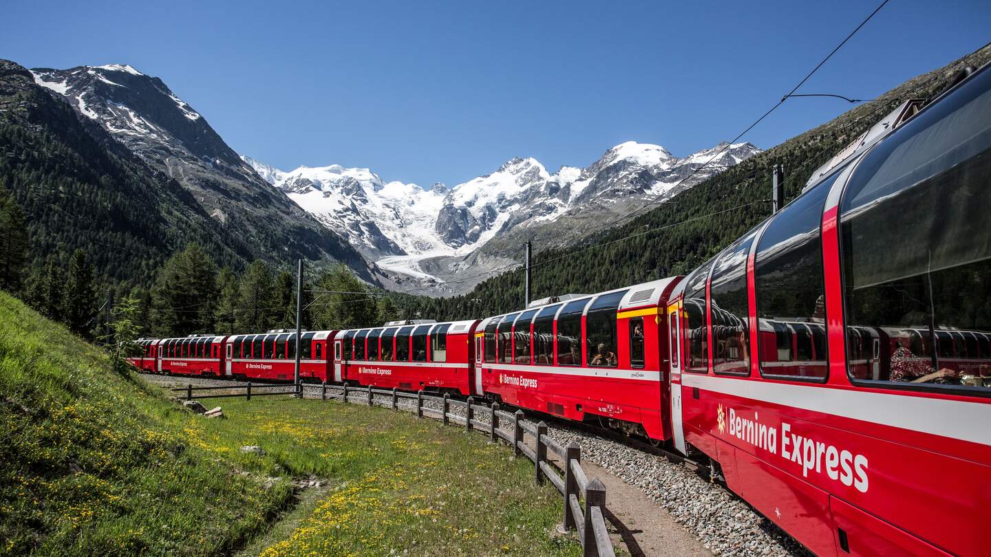 Im Panoramawagen des Bernina Expresses in der Montebello-Kurve über den Berninapass in der Schweiz  | © © Rhaetische Bahn / Christoph Benz