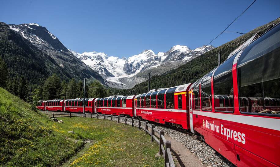 Im Panoramawagen des Bernina Expresses in der Montebello-Kurve über den Berninapass in der Schweiz  | © © Rhaetische Bahn / Christoph Benz