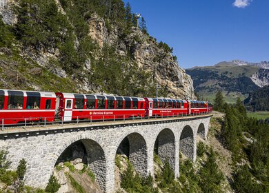 Im Panoramwagen des Bernina Expresses im Albulatal bis nach Engadin in der Schweiz | © © Rhaetische Bahn / Andrea Badrutt