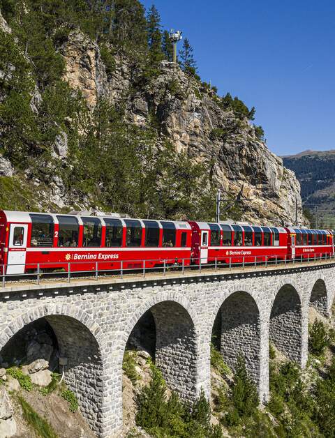 Im Panoramwagen des Bernina Expresses im Albulatal bis nach Engadin in der Schweiz | © © Rhaetische Bahn / Andrea Badrutt