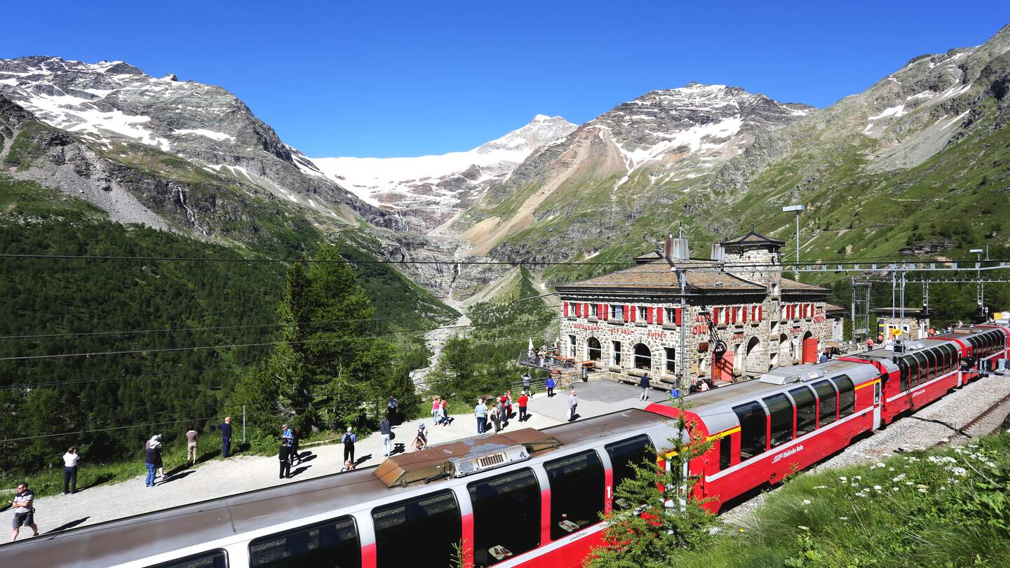 Im Panoramawagen des Bernina Expresses auf der Alp Gruem in der Schweiz | © Räthische Bahn/Christoph Benz