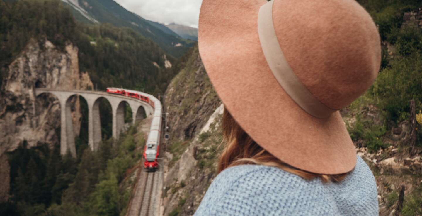 Bahn-Wandern Bahngleisviadukt Schweiz  | © GettyImages.com/Mystockimages