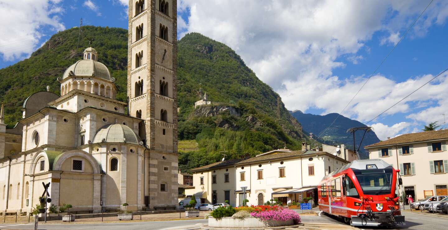 Im Panoramawagen des Bernina Expresses in Tirano in Italien | © Gettyimages.com/benedek