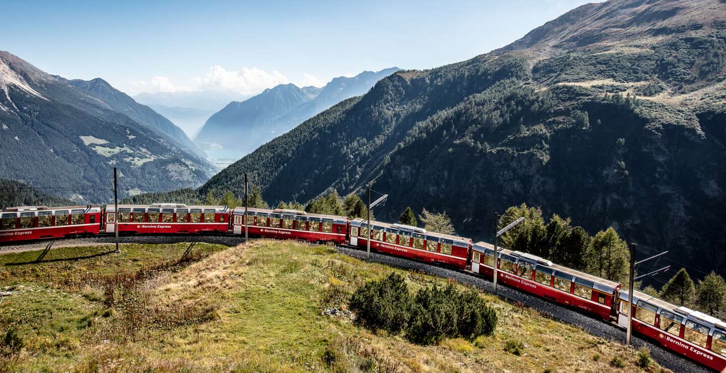 Im Panoramawagen des Bernina Expresses ueber den Berninapass in Alp Gruem in der Schweiz | © Rhaetische Bahn/Andrea Michael Badrutt