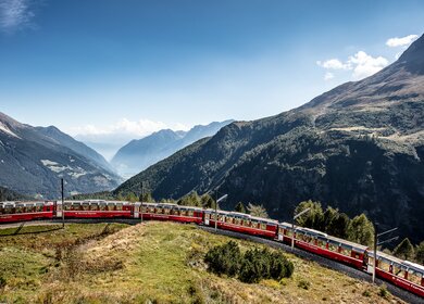 Im Panoramawagen des Bernina Expresses über den Berninapass in Alp Gruem in der Schweiz | © Rhaetische Bahn/Andrea Michael Badrutt