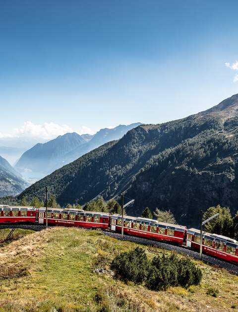 Im Panoramawagen des Bernina Expresses ueber den Berninapass in Alp Gruem in der Schweiz | © Rhaetische Bahn/Andrea Michael Badrutt