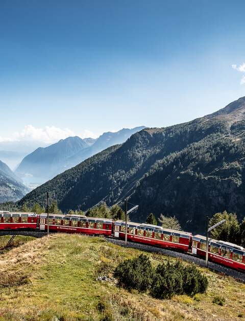 Im Panoramawagen des Bernina Expresses über den Berninapass in Alp Gruem in der Schweiz | © Rhaetische Bahn/Andrea Michael Badrutt