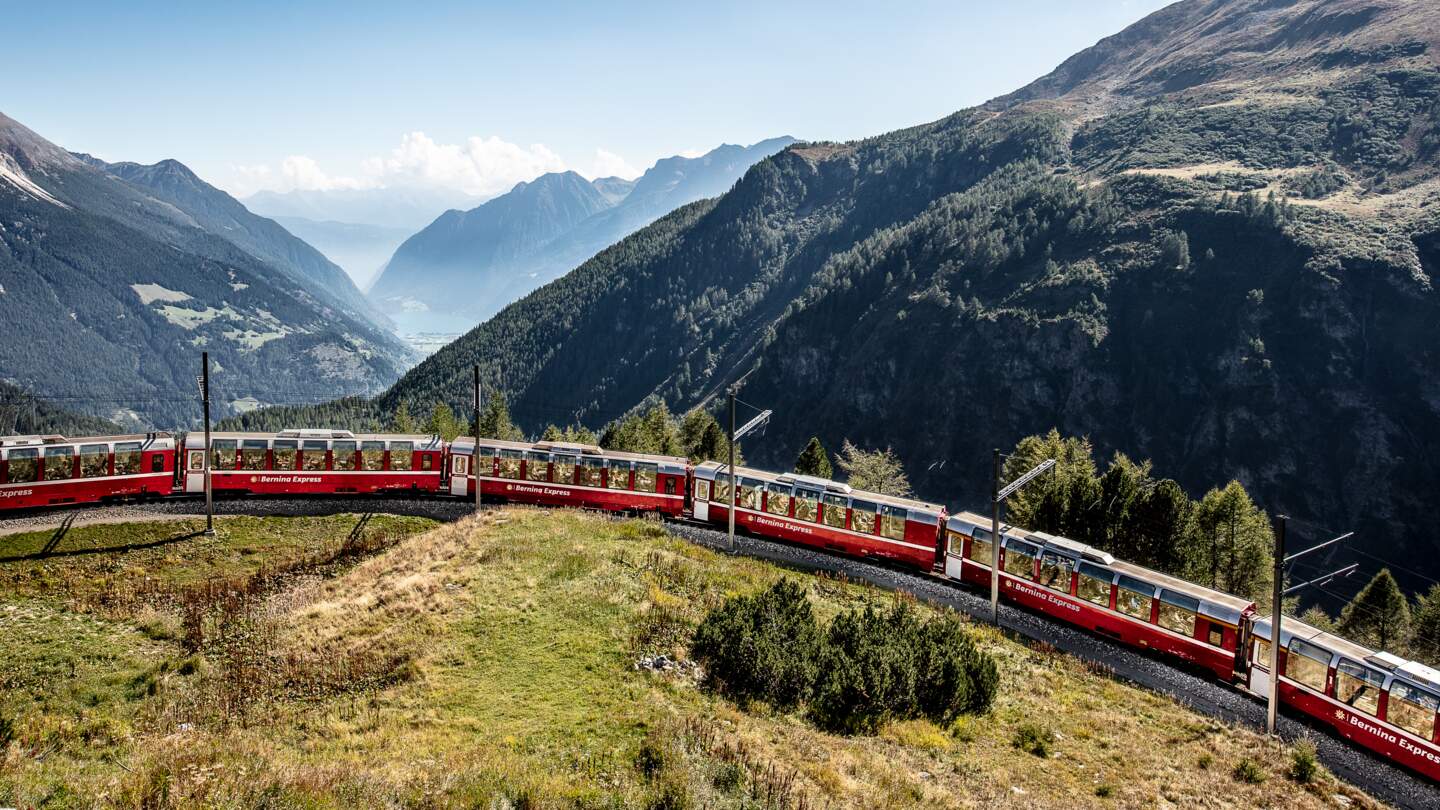 Im Panoramawagen des Bernina Expresses ueber den Berninapass in Alp Gruem in der Schweiz | © Rhaetische Bahn/Andrea Michael Badrutt