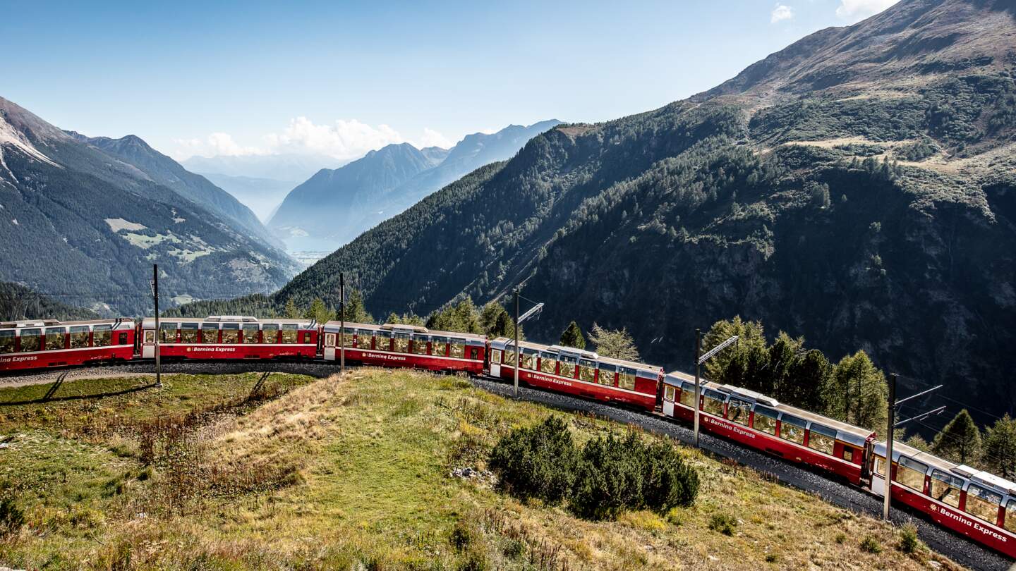 Im Panoramawagen des Bernina Expresses ueber den Berninapass in Alp Gruem in der Schweiz | © Rhaetische Bahn/Andrea Michael Badrutt