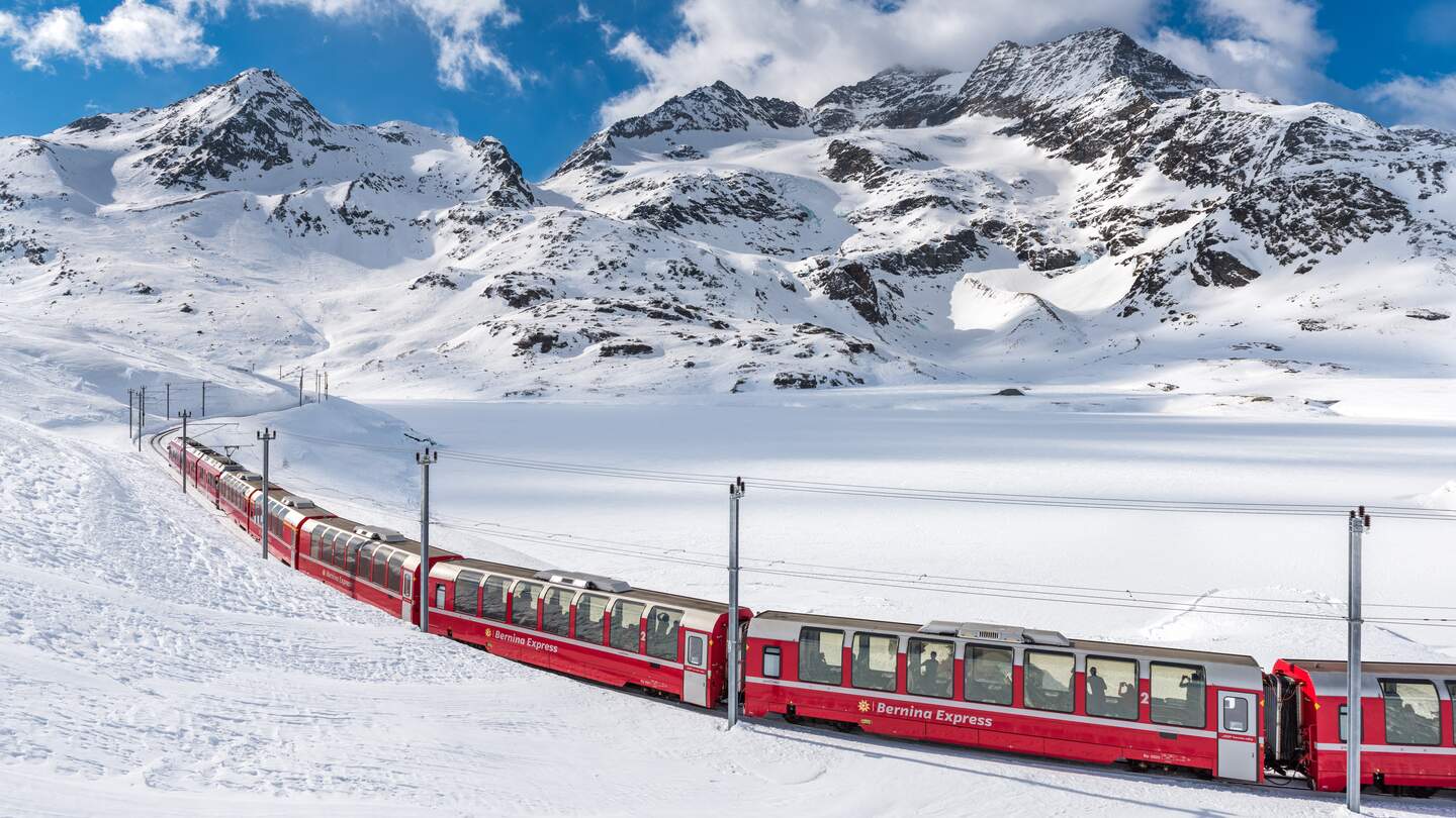 Im Panoramawagen des Bernina Expresses am Lago Bianco im Winter in der Schweiz | © Swiss Travel System AG/Tobias Ryser 