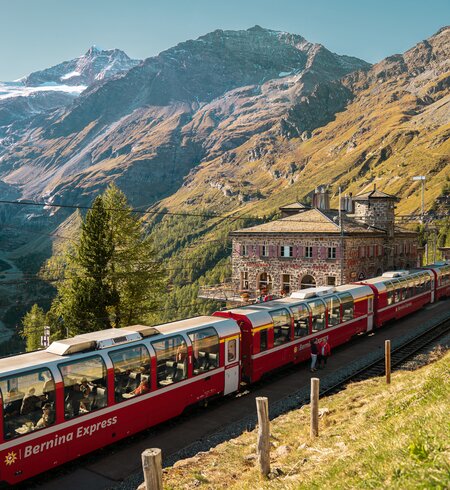 Im Panoramawagen des Bernina Expresses bei der Alp Gruem im Sommer in der Schweiz | © Switzerland Tourism/André Meier 