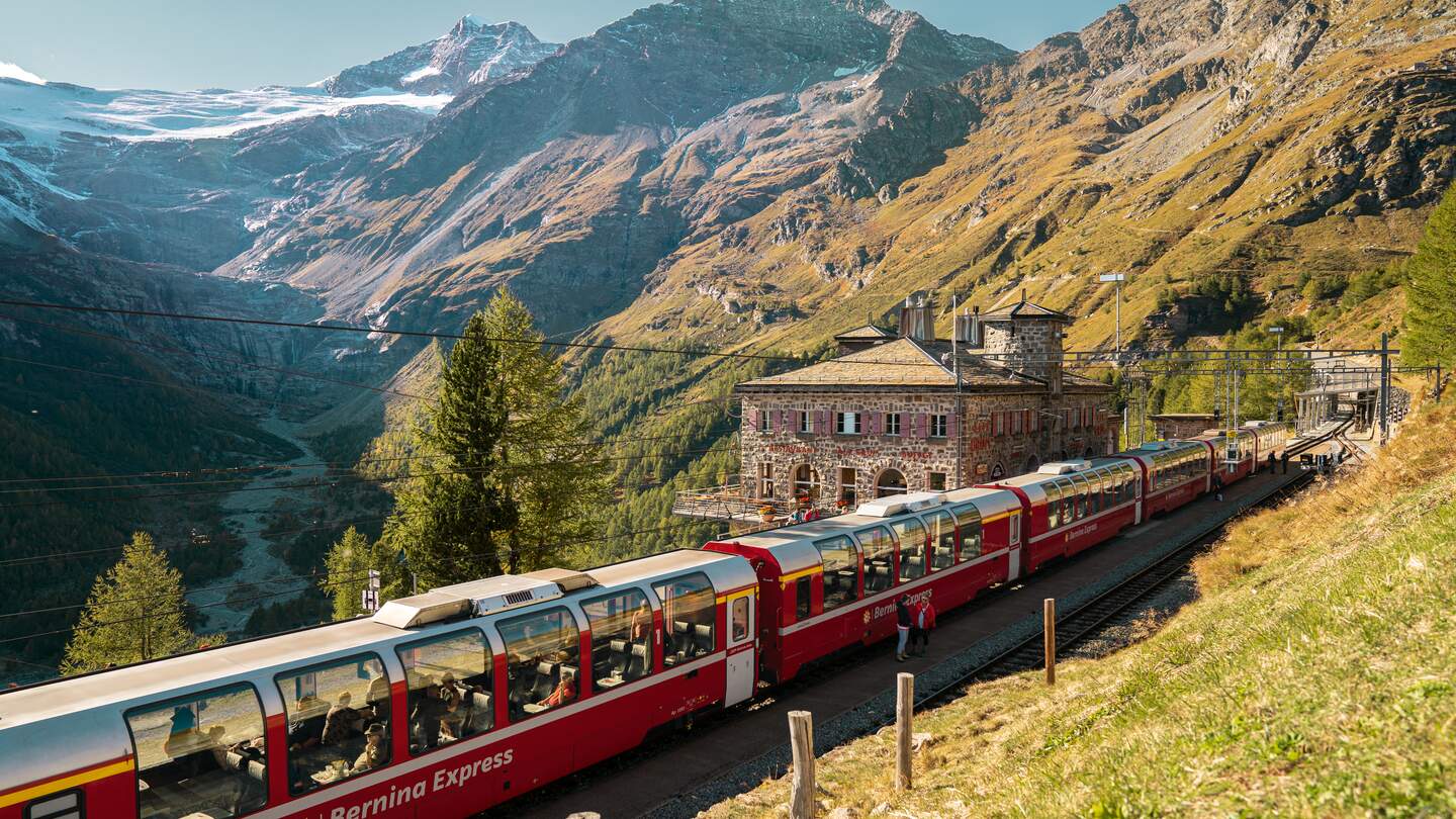 Im Panoramawagen des Bernina Expresses bei der Alp Gruem im Sommer in der Schweiz | © Switzerland Tourism/André Meier 