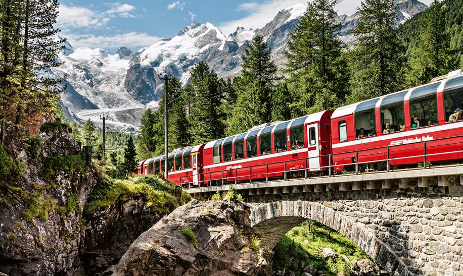 Im Panoramawagen des Bernina Expresses bei Morteratsch in der Schweiz | © Rhätische Bahn/Andrea Badrutt