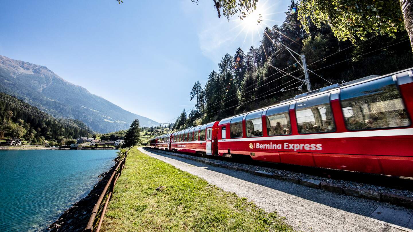 Im Panoramawagen des Bernina Expresses am Lago di Poschiavo im Sommer in der Schweiz | © Rhätische Bahn/Andrea Michael Badrutt