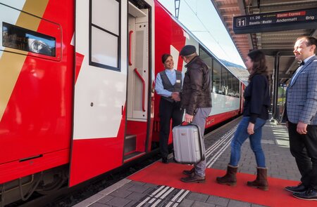 Passagiere  steigen in die Excellence Class des Glacier Expresses.  | © Glacier Express AG/Peter Hummel