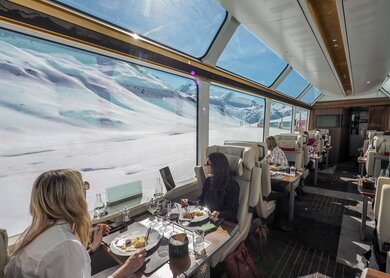 Excellence Class des Glacier Expresses  bei einer Zugfahrt durch die Schweiz  | © Glacier Express AG/Peter Hummel