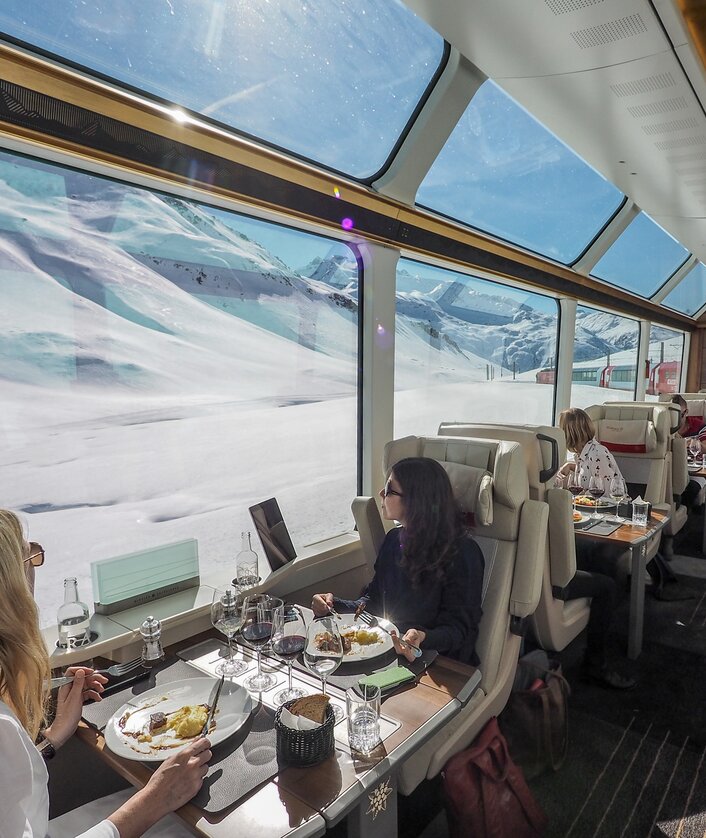 Excellence Class des Glacier Expresses  bei einer Zugfahrt durch die Schweiz  | © Glacier Express AG/Peter Hummel