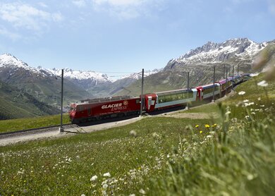 Der Glacier Express faehrt ueber den Oberalppass in den Schweizer Alpen  | © Glacier Express AG/Stefan Schlimpf
