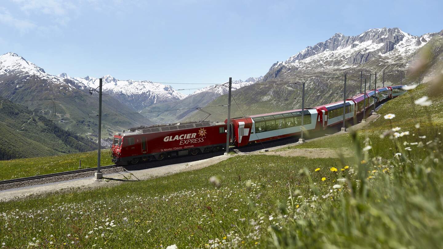 Der Glacier Express fährt über den Oberalppass in den Schweizer Alpen  | © Glacier Express AG/Stefan Schlimpf