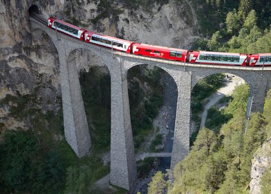 Der Glacier Express auf dem Landwasserviadukt in der Schweiz  | © © Stefan Schlumpf