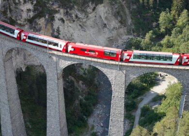 Der Glacier Express faehrt auf dem Landwasserviadukt in der Schweiz | © Glacier Express AG/Stefan Schlimpf