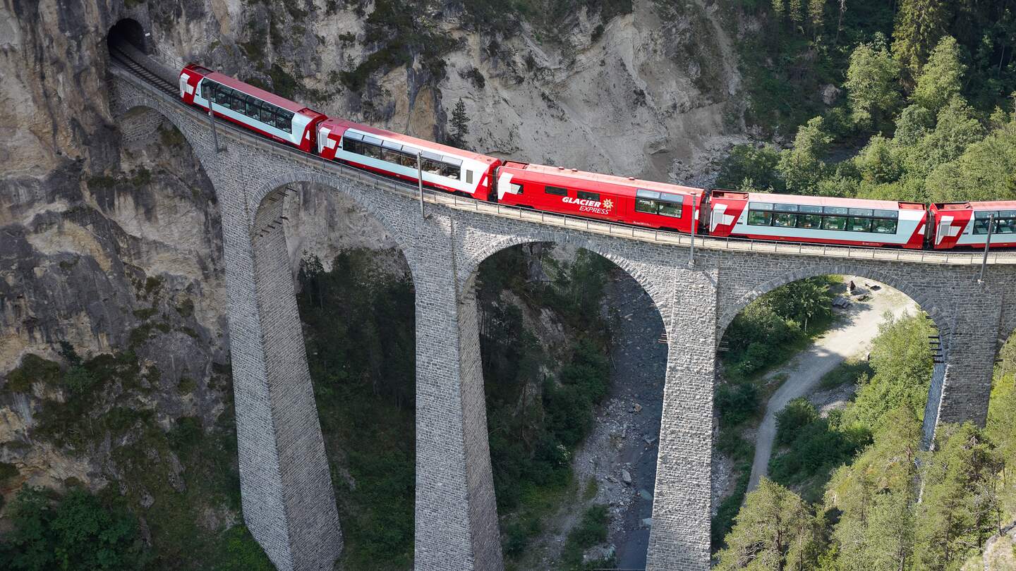 Der Glacier Express faehrt auf dem Landwasserviadukt in der Schweiz | © Glacier Express AG/Stefan Schlimpf