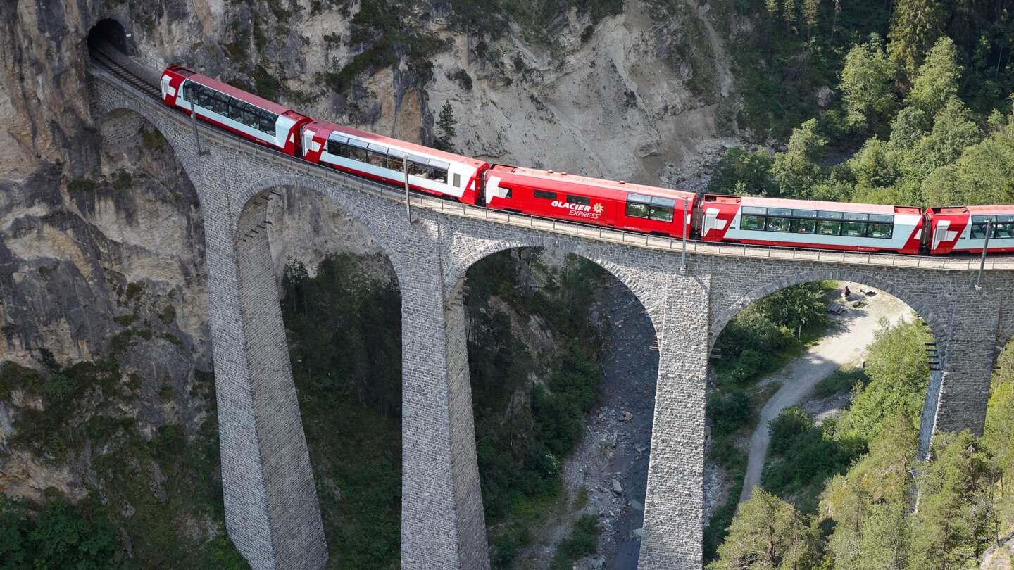 Der Glacier Express faehrt auf dem Landwasserviadukt in der Schweiz | © Glacier Express AG/Stefan Schlimpf