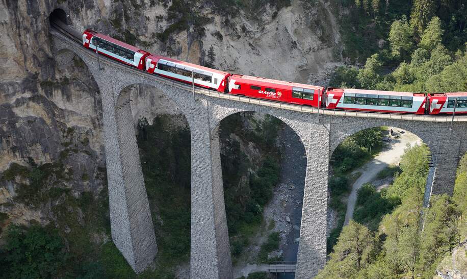 Der Glacier Express fährt auf dem Landwasserviadukt in der Schweiz | © Glacier Express AG/Stefan Schlimpf