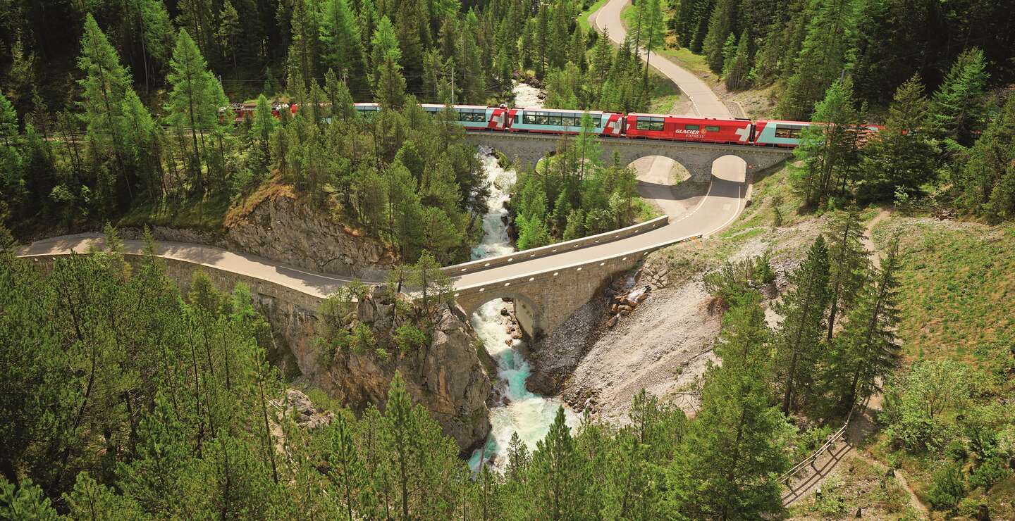 Der Glacier Express faehrt durch das Albulatal in der Schweiz | © Rhätische Bahn/Stefan Schlumpf