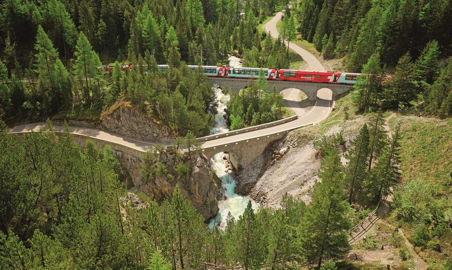 Der Glacier Express fährt durch das Albulatal in der Schweiz | © Rhätische Bahn/Stefan Schlumpf